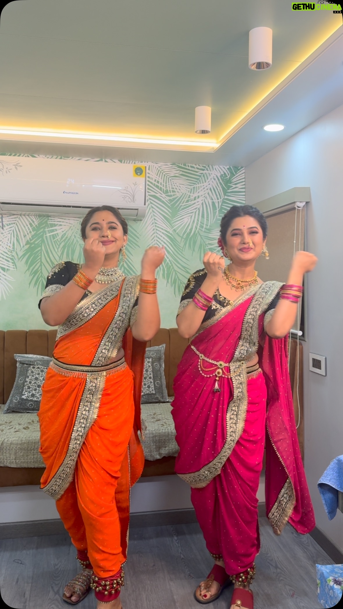 Prajakta Mali - 196.9K Likes - फिल्म रिलीज तोंडावर असताना; भेटेल त्या प्रत्येकाकडून #hookstep करवून घेणं #mandatory असतं ना…😅
.
मग गाणं #western आणि #costume नऊवार का असेना…🤪
@chikichiki_booboomboom
Thank you darling @mrunmayeedeshpande
.
#loving this #song #film #releasing on #28thfeb #2025 #मराठीचित्रपट #situationalcomedy #sitcom #comedy #suspense #prajakttamali @🤟🏻