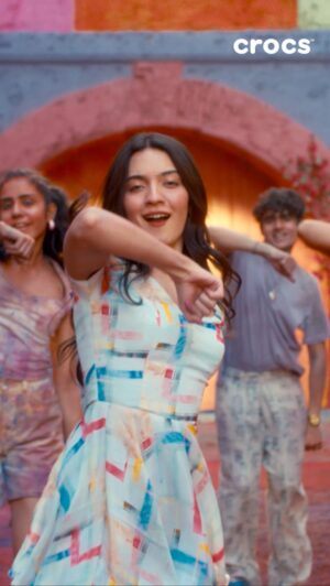 Pratibha Ranta Instagram - POV: The ‘90s didn’t just come back—they’re taking over with 💥🎶 Rangeela Re on loop, and we’re here for it!

Bringing #YourCrocsYourRang vibes this Holi with 💛 @pratibha_ranta 💛
She didn’t just play Holi, she slayed Holi with her Crocs and jibbitz collection 🔥

Drop a 🎨 if this is the vibe you’re digging this holi!

🛍️ Shop Jibbitz™️ & Crocs on crocs.in and celebrate Holi in style! 💜
#HoliwithCrocs #CrocsIndia