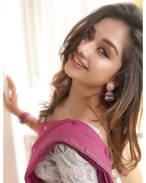 Preethi Sharma Instagram - 🌸🪞🦢

Costumes - @kaarigai.sarees 
Photographer - @camerasenthil 
Makeup - @jeevithamakeupartistry 
Shoot Organized by @rrajeshananda 

#shootmode #photoshoot #sareelove❤️ #casual #preefam☮️ #preevibes☮️ #preelovesyou☮️
