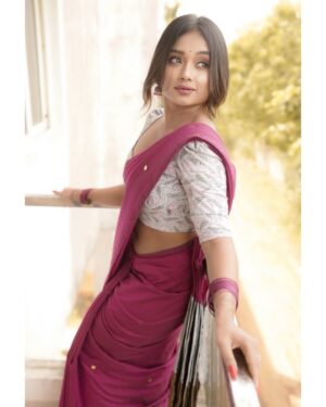 Preethi Sharma Instagram - 🌸🪞🦢

Costumes - @kaarigai.sarees 
Photographer - @camerasenthil 
Makeup - @jeevithamakeupartistry 
Shoot Organized by @rrajeshananda 

#shootmode #photoshoot #sareelove❤️ #casual #preefam☮️ #preevibes☮️ #preelovesyou☮️