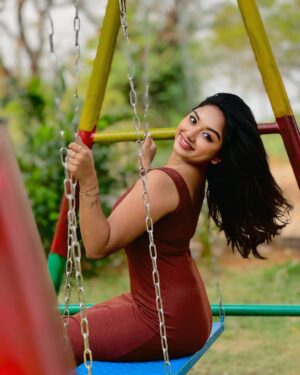Preethi Sharma Instagram - 🤎🍂🕊️

#gorihaikalaiyan #brownrang #preefam☮️ #preevibes☮️ #preelovesyou☮️