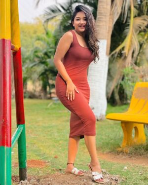 Preethi Sharma Instagram - 🤎🍂🕊️

#gorihaikalaiyan #brownrang #preefam☮️ #preevibes☮️ #preelovesyou☮️