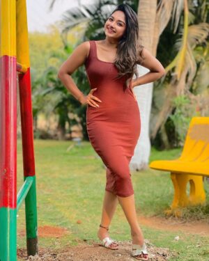 Preethi Sharma Instagram - 🤎🍂🕊️

#gorihaikalaiyan #brownrang #preefam☮️ #preevibes☮️ #preelovesyou☮️