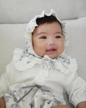 Prima Bhuncharoen Instagram - My baby PIPPA is 3 Months old ! 🩵🤗 @snowowlbaby #pippaxsnowowl สามเดือนที่เรียนรู้กันทุกวันไม่เกินจริงแต่พ่อกับแม่เริ่มสนุกกับการเลี้ยงหนูแล้วหละ หลังจากนี้จะเป็นยังไงต่อไปน้า มีความสุขที่เห็นพัฒนาการหนูในทุกๆวันเลยนะคะ