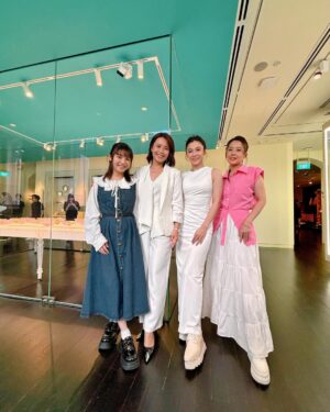 Priscelia Chan Instagram - #小娘惹之翡翠山 is coming to you on 17mar MeWatch and 19 March, 9pm on Channel 8 ✨ 
Coming back to the Peranakan Museum for the press conference brought back lovely memories of the day when all of us (actors and production team) came for research tour before we started filming Emerald Hill last year ❤️
Do tune in and take a trip back to the late 1940s to 1970 with us in #mediacorpemeraldhill 😊
@mediacorp.re.dian #mediacorp #thelittlenonya

Make up @mediacorp @herislee 🌻
Hair @mediacorp Eileen 🌻
