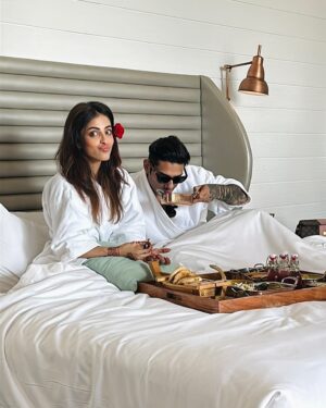Priya Banerjee Instagram - Goa in 60 seconds with the bestest crew! 
🫶🏻🍹 🌊 ☀️ 🥘 🧿

@w_goa @rockpoolgoa