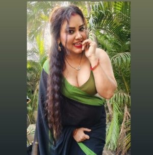 Priya Gamre Instagram - Caption for this ??? 🌹
Comment your caption 
#priyagamre #saree #sareelove