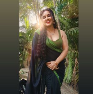 Priya Gamre Instagram - Caption for this ??? 🌹
Comment your caption 
#priyagamre #saree #sareelove