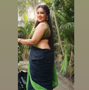 Priya Gamre Instagram - Caption for this ??? 🌹
Comment your caption 
#priyagamre #saree #sareelove