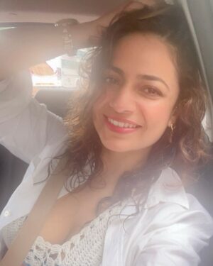 Priya Raina Instagram - #Goa that didn’t make it to the gram 🏝️ 

(Yes i take my forever sweet time to post) 
Btw which bollywood song does this audio remind you of ? Tell me in the comments (hint : it has my name 😉)

#tbt #takemeback 🫠