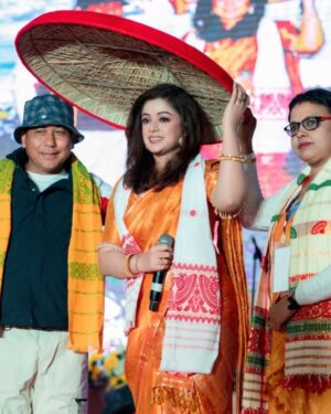 Priyanka Bharali Instagram - GLIMPSES FROM NAZIRATING FESTIVAL, DIGBOI.
I THANK HONOURABLE MLA SHREE SUREN PHUKAN SIR AND ALL THE ORGANISERS FOR MAKING A PART OF THE WONDERFUL EVENT. THANK YOU FOR YOUR HOSPITALITY🙏🏻. I HAD AN AMAZING TIME🥰. THANKS ALL THE AUDIENCE FOR YOUR TREMENDOUS SUPPORT AND LOVE🫶🏻🙏🏻.
LOTS OF LOVE🫶🏻,GOD BLESS YOU ALL 🙌🏻.
SEE YOU AGAIN☺️🫶🏻🙏🏻🧿 !! 

THANK YOU 
@surenphukan sir
@abhijit_baruah_photography 
@makeupartist_abhinash_das 
@bidyut_rakesh 

#new #newpost #newphotos #live #liveinconcert #liveperformance #singer #performer #priyankabharali #priyankabharaliofficial #priyankabharalilive #priyankabharalifanclub #instagood #instalike #instagram #insta #instamood #instaphoto #instadaily #thankfulgratefulblessed #🕉️🙏🏻🧿