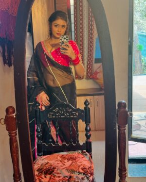 Priyanka Chaurasia Instagram - Queens don’t need crowns; they wear saree🖤💗
#instagood #style #cottonsaree #sari #instafashion #indiansaree #cotton #sareeaddict #bollywood #designersarees #mumbai #viral #designer #sareeblousedesigns #indian #dress #bridal #blouse #beautiful #banarasisaree #ootd #shopping #bhfyp #traditionalwear #partywear #bride #photography #beauty #piikuuuu