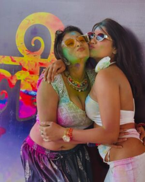 Priyanka Chaurasia Instagram - Bura na mano, Holi hai! (Don’t mind, it’s Holi!)💚💚
#piikuuuu #realrukskhandagale #holivibes #holi #fun #photomood #sexylook #chasmish #swag #colours #blast