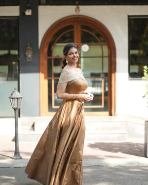 Priyanka Tendolkar Instagram - GOLD 
.
.
#starpravahpuraskar2025 
.
Styled by @label_saaj_ ❤️
.
Makeup by 🙋🏻‍♀️
.
Hair by @shwetali_06 
.
📸 by @pratham_tambe_photographer 😍
.
@star_pravah