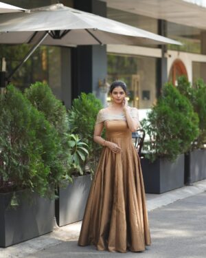 Priyanka Tendolkar Instagram - GOLD 
.
.
#starpravahpuraskar2025 
.
Styled by @label_saaj_ ❤️
.
Makeup by 🙋🏻‍♀️
.
Hair by @shwetali_06 
.
📸 by @pratham_tambe_photographer 😍
.
@star_pravah