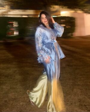 Qudsia Ali Instagram - Wedding shedding 💓🌸

Wearing: @sairanoorofficial 
Hair and Make-up: @sparksalonpk 
Jewelry: @jadenojewellery 
Clicks by: @razajaffriofficial 
Styling: @sajjad_aliofficial 

#qudsiaali #ootd #weddingseason #2025 #instagram #instafashion #instalike