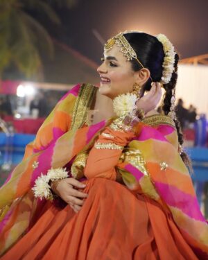 Qudsia Ali Instagram - 🫣🫣

📷: @syedusamaofficial 
👗: @thepinktreecompany 
💄: @iamazeemabbasi 

#qudsiaali #instagram #instagood #ootd #ootdfashion #potd #shendi #shadiseason