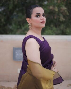 Qudsia Ali Instagram - 🫠🫠
@saareeka_official 
@razajaffriofficial @qt.mua 

#saree #qudsiaali #instagram #instagood #ootd #ootdfashion #potd #instadaily