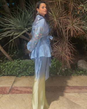 Qudsia Ali Instagram - Wedding shedding 💓🌸

Wearing: @sairanoorofficial 
Hair and Make-up: @sparksalonpk 
Jewelry: @jadenojewellery 
Clicks by: @razajaffriofficial 
Styling: @sajjad_aliofficial 

#qudsiaali #ootd #weddingseason #2025 #instagram #instafashion #instalike