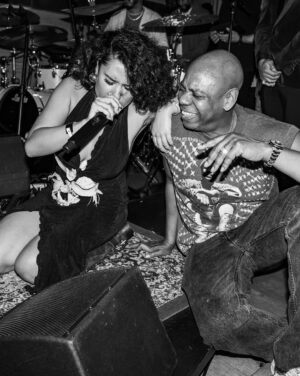 RAYE Instagram - Meanwhileee, at 3am, somewhere on Sunset blvd, on a school night…🫀🎷🌆🍷🎤 xxx

@candytman 📸