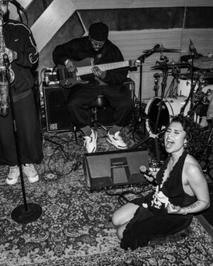 RAYE Instagram - Meanwhileee, at 3am, somewhere on Sunset blvd, on a school night…🫀🎷🌆🍷🎤 xxx

@candytman 📸