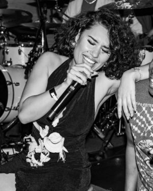 RAYE Instagram - Meanwhileee, at 3am, somewhere on Sunset blvd, on a school night…🫀🎷🌆🍷🎤 xxx

@candytman 📸