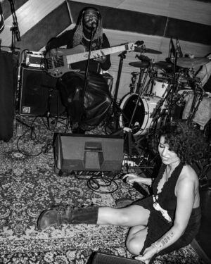 RAYE Instagram - Meanwhileee, at 3am, somewhere on Sunset blvd, on a school night…🫀🎷🌆🍷🎤 xxx

@candytman 📸