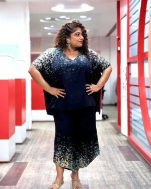 RJ Malishka Instagram - Aao Huzoor tumko …. Styled by : @srishti_k 
The starry 👗: @bykaveri @lovebykaveri 
The Cinderella Shoes : @thecaistore. 📸 : @shadabrazaa 
The event: Interviews for #freedomatmidnight streaming now on Sony Liv