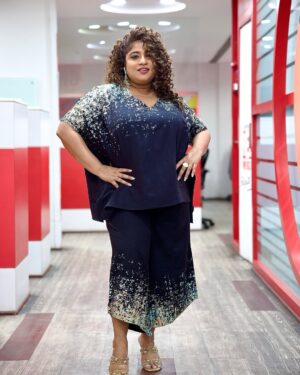 RJ Malishka Instagram - Aao Huzoor tumko …. Styled by : @srishti_k 
The starry 👗: @bykaveri @lovebykaveri 
The Cinderella Shoes : @thecaistore. 📸 : @shadabrazaa 
The event: Interviews for #freedomatmidnight streaming now on Sony Liv