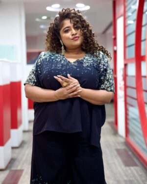 RJ Malishka Instagram - Aao Huzoor tumko …. Styled by : @srishti_k 
The starry 👗: @bykaveri @lovebykaveri 
The Cinderella Shoes : @thecaistore. 📸 : @shadabrazaa 
The event: Interviews for #freedomatmidnight streaming now on Sony Liv