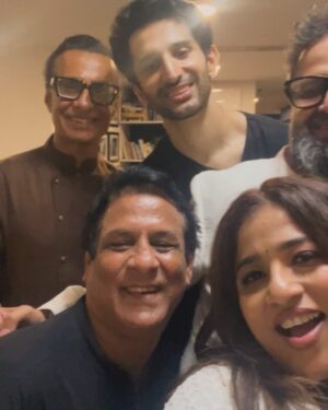 RJ Malishka Instagram - FAM wali Diwali:) Thankyou @emmayentertainment and @nikkhiladvani for more than one fab thing this Season 😄❤️❤️❤️The Diwali party is definitely one of them. The other we shall let the world discover soon. What a lovely eve with colleagues of a different era❤️ and with the ones who encouraged our endeavour after a glimpse❤️❤️❤️All of them are in these photos 😄
#happydiwali