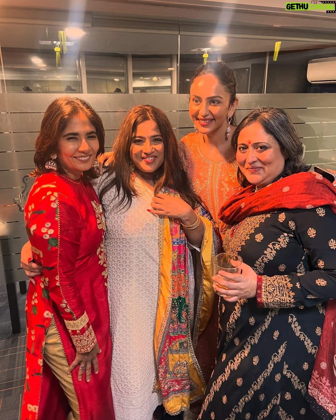 RJ Malishka - 1.1K Likes - FAM wali Diwali:) Thankyou @emmayentertainment and @nikkhiladvani for more than one fab thing this Season 😄❤️❤️❤️The Diwali party is definitely one of them. The other we shall let the world discover soon. What a lovely eve with colleagues of a different era❤️ and with the ones who encouraged our endeavour after a glimpse❤️❤️❤️All of them are in these photos 😄
#happydiwali