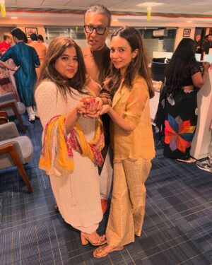 RJ Malishka Instagram - FAM wali Diwali:) Thankyou @emmayentertainment and @nikkhiladvani for more than one fab thing this Season 😄❤️❤️❤️The Diwali party is definitely one of them. The other we shall let the world discover soon. What a lovely eve with colleagues of a different era❤️ and with the ones who encouraged our endeavour after a glimpse❤️❤️❤️All of them are in these photos 😄
#happydiwali