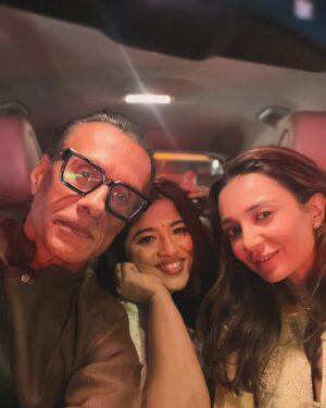 RJ Malishka Instagram - FAM wali Diwali:) Thankyou @emmayentertainment and @nikkhiladvani for more than one fab thing this Season 😄❤️❤️❤️The Diwali party is definitely one of them. The other we shall let the world discover soon. What a lovely eve with colleagues of a different era❤️ and with the ones who encouraged our endeavour after a glimpse❤️❤️❤️All of them are in these photos 😄
#happydiwali