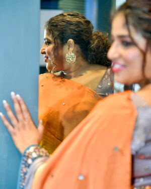 RJ Malishka Instagram - Day 2 hosting Perspectives 2024. When finance talks, but the saree still steals the show ✨🥵

This beautiful Outfit -  @masumimewawallaofficial 
Styled by -  @srishti_k 
Accessories - @azotiique 
Shoes : @thecaistore