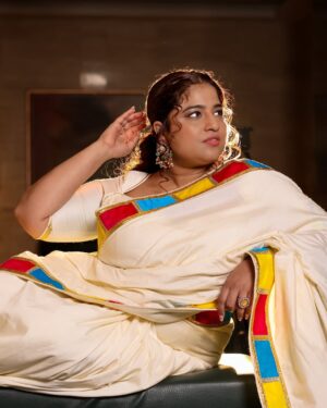RJ Malishka Instagram - Promotions for #FreedomAtMidnight  that you guys absolutely Love.
Thankyou for all the ❤️❤️❤️. 
The tale  of Sarojini Naidu told in This gorgeous sari by : @gulabobyabusandeep @abujanisandeepkhosla .
Accessories: @azotiique @rahejavarun 
HMU : @avedaxnykaa.salon.mumbai @aabhapusalkar  Shoes: @thecaistore 
Styled by: @srishti_k 
Managed by : @lifeatcollectiveartistsnetwork and @sheetalgoklaney_official .  The Background song: One that should melt the hearts of men fr ❤️ Shoutout to Rekhaji 🤗 @rekha_bhardwaj
