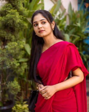 RK Dhanusha Instagram - உன் கையில் என்னை தந்து தோள் சாய்கிறேன்❤️🕊️

PC 📸 @jascaptures_ ✨