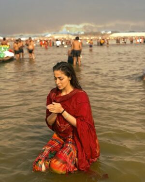 Raai Laxmi Instagram - Must say .. I feel beyond blessed today to have this opportunity and experience coming here on a special day of mahashivratri at Mahakumbh 🙏😇 truly overwhelmed and once a life time experience 🧿❤️💫 speechless 🌈  #mahakumbh #mahashivratri #gratitude #positivevibes #thankgod #harhargange #harharmahadev 🙏💫🧿🌈❤️