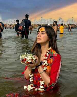 Raai Laxmi Instagram - Must say .. I feel beyond blessed today to have this opportunity and experience coming here on a special day of mahashivratri at Mahakumbh 🙏😇 truly overwhelmed and once a life time experience 🧿❤️💫 speechless 🌈  #mahakumbh #mahashivratri #gratitude #positivevibes #thankgod #harhargange #harharmahadev 🙏💫🧿🌈❤️