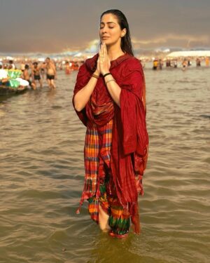 Raai Laxmi Instagram - Must say .. I feel beyond blessed today to have this opportunity and experience coming here on a special day of mahashivratri at Mahakumbh 🙏😇 truly overwhelmed and once a life time experience 🧿❤️💫 speechless 🌈  #mahakumbh #mahashivratri #gratitude #positivevibes #thankgod #harhargange #harharmahadev 🙏💫🧿🌈❤️