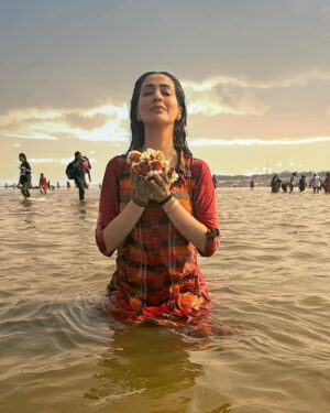 Raai Laxmi Instagram - Must say .. I feel beyond blessed today to have this opportunity and experience coming here on a special day of mahashivratri at Mahakumbh 🙏😇 truly overwhelmed and once a life time experience 🧿❤️💫 speechless 🌈  #mahakumbh #mahashivratri #gratitude #positivevibes #thankgod #harhargange #harharmahadev 🙏💫🧿🌈❤️
