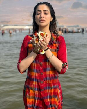 Raai Laxmi Instagram - Must say .. I feel beyond blessed today to have this opportunity and experience coming here on a special day of mahashivratri at Mahakumbh 🙏😇 truly overwhelmed and once a life time experience 🧿❤️💫 speechless 🌈  #mahakumbh #mahashivratri #gratitude #positivevibes #thankgod #harhargange #harharmahadev 🙏💫🧿🌈❤️