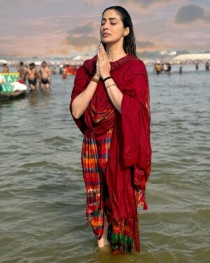 Raai Laxmi Instagram - Must say .. I feel beyond blessed today to have this opportunity and experience coming here on a special day of mahashivratri at Mahakumbh 🙏😇 truly overwhelmed and once a life time experience 🧿❤️💫 speechless 🌈  #mahakumbh #mahashivratri #gratitude #positivevibes #thankgod #harhargange #harharmahadev 🙏💫🧿🌈❤️