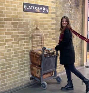Rabab Hashim Instagram - Hogwarts here I come! 🪄 ✨️😍

#KingscrossStation #HarryPotter #platform9¾