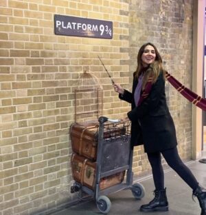 Rabab Hashim Instagram - Hogwarts here I come! 🪄 ✨️😍

#KingscrossStation #HarryPotter #platform9¾