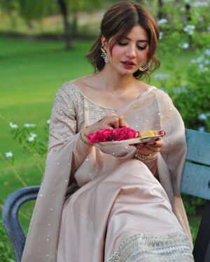 Rabia Butt Instagram - 🤎 Eid ul Adha mabaarik 🤎

-Insights are below 🤍

-Clicked by my favourites @sarajamil4 and @saamia23 🤩🤩

-make up by favourite @habil_mua 🤩

-and this gorgeous mocha dress by my favourite @zuriador 🤩 

And me—your favorite 😍🤩 all favourites in one frama, Alhumdolillah- 🤭

Bohat pyar phool aur dua♥️

#rabiabutt