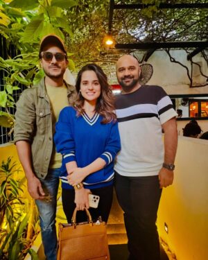 Rabya Kulsoom Instagram - - Yeh hamari shadi karakay gaya tha, AAJ WAPAS AYA HAI 💫
.
.
Thank you for the picture @rasikhismailkhan Sir 🫡❤️