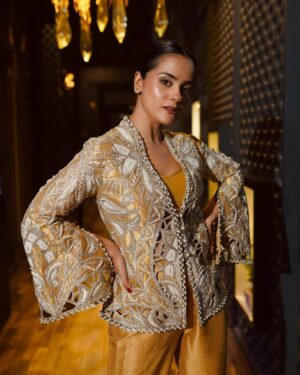 Rabya Kulsoom Instagram - - Alfa it is 💫
.#NewAlfaMall #BankAlfalah #BNPL #AlfaMallFashionShow 

@bank_alfalah @alfabybankalfalah 
.
.
Ensemble : @saniamaskatiya 
Shot: @abdul.saqibfilms 
Coordination: @danishmaqsood1 
Hair n Makeup: @sparksalonpk