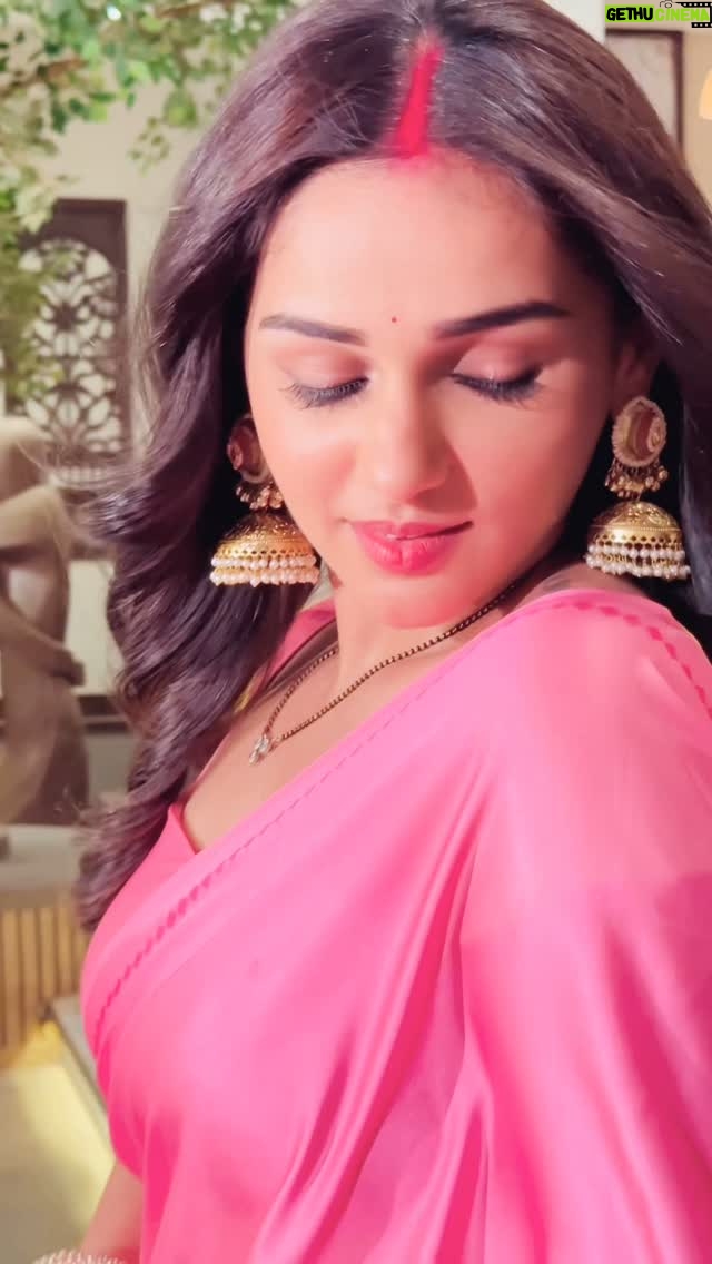 Rachana Mistry - 12K Likes - Raani vibe💗
.
.
Styled by: @sacorina 🫰🏻
V.C: @pranjali_singh_parihar 💋
.
.
#jagritieknayisubah
#BLESSED🙏🏻🧿