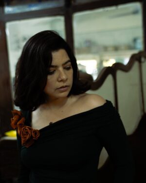 Rajshri Deshpande Instagram - It takes a strong woman to stay by herself, in a world where people will settle for anything, just to say they have something. 

So never forget who you are. 

Channelling my inner @anyataylorjoy 
@the.queensgambitnetflix  #AliceHarmon

Styled and photographed ~ @sssawaniii 
HMU ~ @surajtiwari_hmu